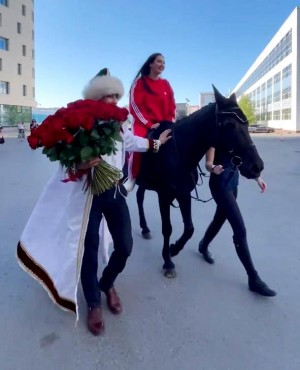 Башкирский батыр преподнёс Маниже букет из роз