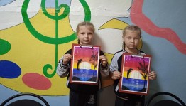 Выставка рисунков«Подарок маме»