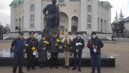 Почитатели творчества Мажита Гафури возложили цветы к памятнику поэту