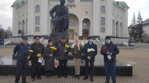 Почитатели творчества Мажита Гафури возложили цветы к памятнику поэту