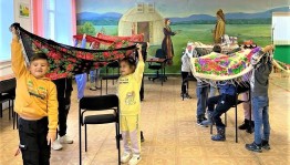 «На полянке на лесной собрались друзья в кружок»