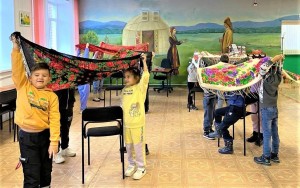 «На полянке на лесной собрались друзья в кружок»