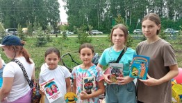 Литературная витрина «Шепчут страницы о дружбе»