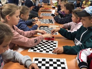 Шахматно - шашечный турнир для подростков «Ход конем»
