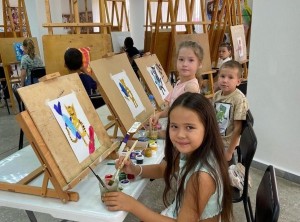 Выставка творческих работ арт-студии «Интересный интерес»