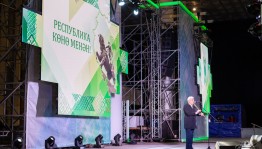 В Уфе на площади перед Государственным академическим русским драматическим театром отметили День Республики и День Города
