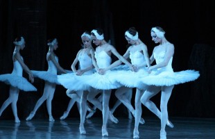 Сегодня в Уфе состоялся показ балета «Лебединое озеро» с участием приглашенных солистов Михайловского театра