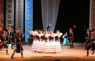 Фольклорный ансамбль песни и танца «Мирас» закрыл юбилейный концертный сезон