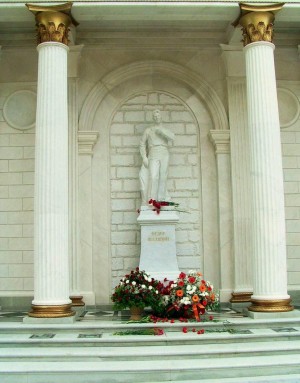 In Ufa flowers are placed at the monument to Fyodor Shalyapin