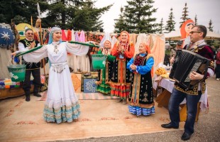 Жители более 30 регионов России приняли участие в Международном фестивале "Платок - символ мира"