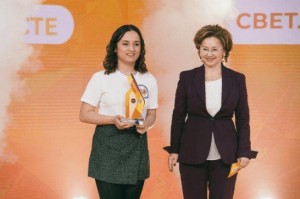 Ольга Ярилова наградила победительницу конкурса «Доброволец России» из Башкортостана