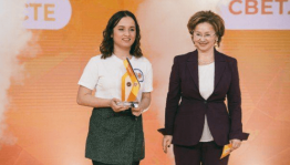 Ольга Ярилова наградила победительницу конкурса «Доброволец России» из Башкортостана