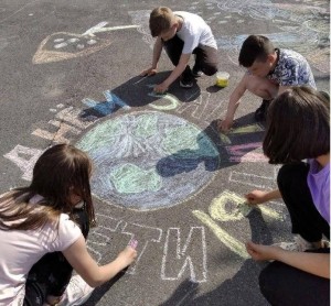 Конкурс рисунков на асфальте «Разноцветное лето»