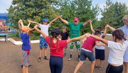 Игровая программа «Вот и лето пролетело, нам за парты честь пора»