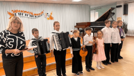 «Любимым мамам поем и играем»