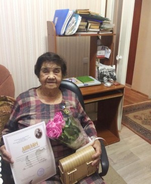 Общественный деятель Ляля Биишева награждена премией имени Мажита Гафури по случаю своего 90-летия