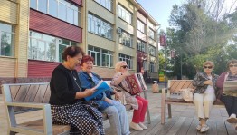 «Для тех, чью осень не покинула весна»