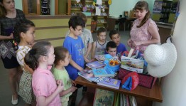 Центр юношеского чтения приглашает на выставку «Вместе с книгой – в лето!»