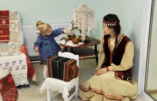 Связь поколений: в Старокалмашевской сельской модельной библиотеке продолжают традиции ковроткачества