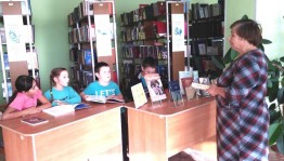 Поэтический час «Поэт, соединяющий сердца»