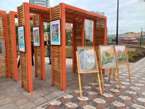 Выставка в честь открытия общественного пространства перед картинной галереей «Мирас»