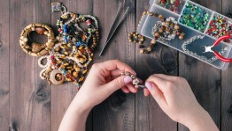 Творческий час «Своими руками себя украшая»