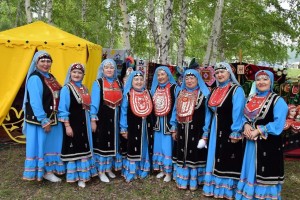 Тематический вечер «Национальные костюмы народов России»