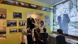 Экскурсия в выставочный зал Т. Тагирова«Заглянем в историю»