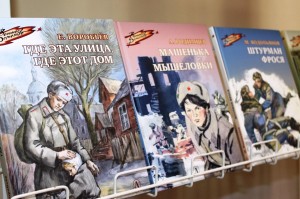 Книжная выставка: «В книжной памяти мгновения войны…»
