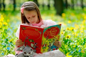 Литературная скамейка «Лето,книга,я-друзья!»