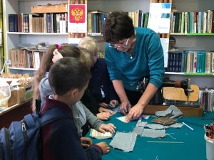 Заседание клуба «Умелые ручки»-Подарок маме.