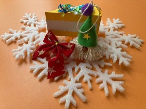 Новогодняя мастерская Деда Мороза, мастер классы по изготовлению снежинок, игрушек.