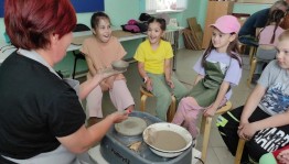 Ко Дню России преподаватели провели экскурсию, различные мастер-классы и викторины для учеников общеобразовательных школ города