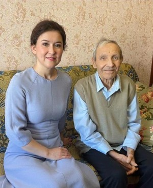Амина Шафикова поздравила ветерана Назиба Василовича Набиуллина с Днем Победы