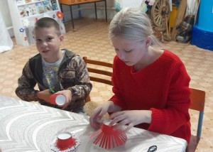 Новогодняя мастерилка «В новый год мы не скучаем-лепим, клеи, вырезаем»