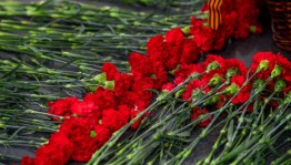 Торжественное возложение венков и цветов к памятнику-обелиску павшим в ВОВ