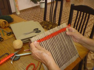 Мастер класс «Плетение декоративного коврика на картоне»