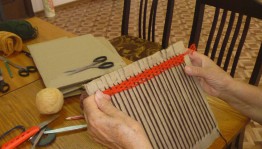 Мастер класс «Плетение декоративного коврика на картоне»