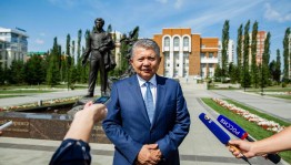 Посол Киргизии в России возложил цветы к памятнику Мустаю Кариму