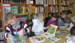 Обзор книжной выставки«Книга шагает в школу»