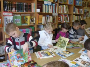 Обзор книжной выставки«Книга шагает в школу»