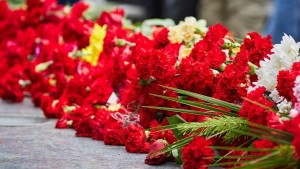 Возложение цветов к обелиску «Никто не забыт, ничто не забыто»
