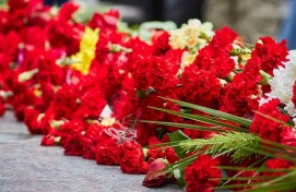 Возложение цветов к обелиску «Никто не забыт, ничто не забыто»