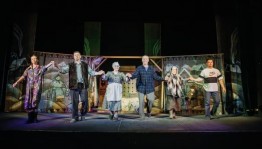 В Туймазинском театре прошла премьера спектакля "Семейный портрет с дензнаками"