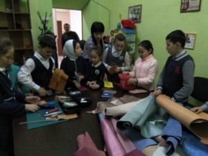 Мастер-класс «Сумочка для телефона из фетра»