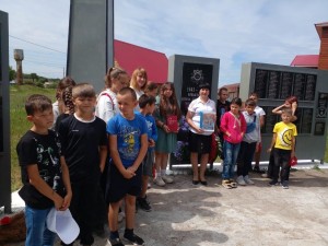 «И в вечном карауле память у вечного огня стоит»