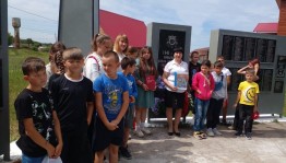 «И в вечном карауле память у вечного огня стоит»