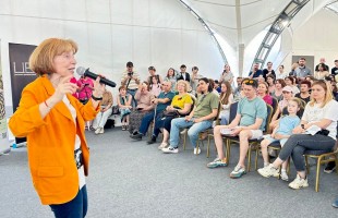 Марина Москвина вручила медали отличникам Тотального диктанта в Уфе