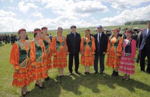 В ходе рабочей поездки в Кигинский и Белокатайский районы Глава Башкортостана Рустэм Хамитов побывал на народном празднике «Сабантуй-2017» и гала-концерте Межрегионального праздника русской песни и частушки