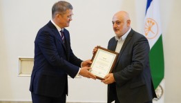 Радий Хабиров вручил государственные награды в честь 101-летия Мустая Карима